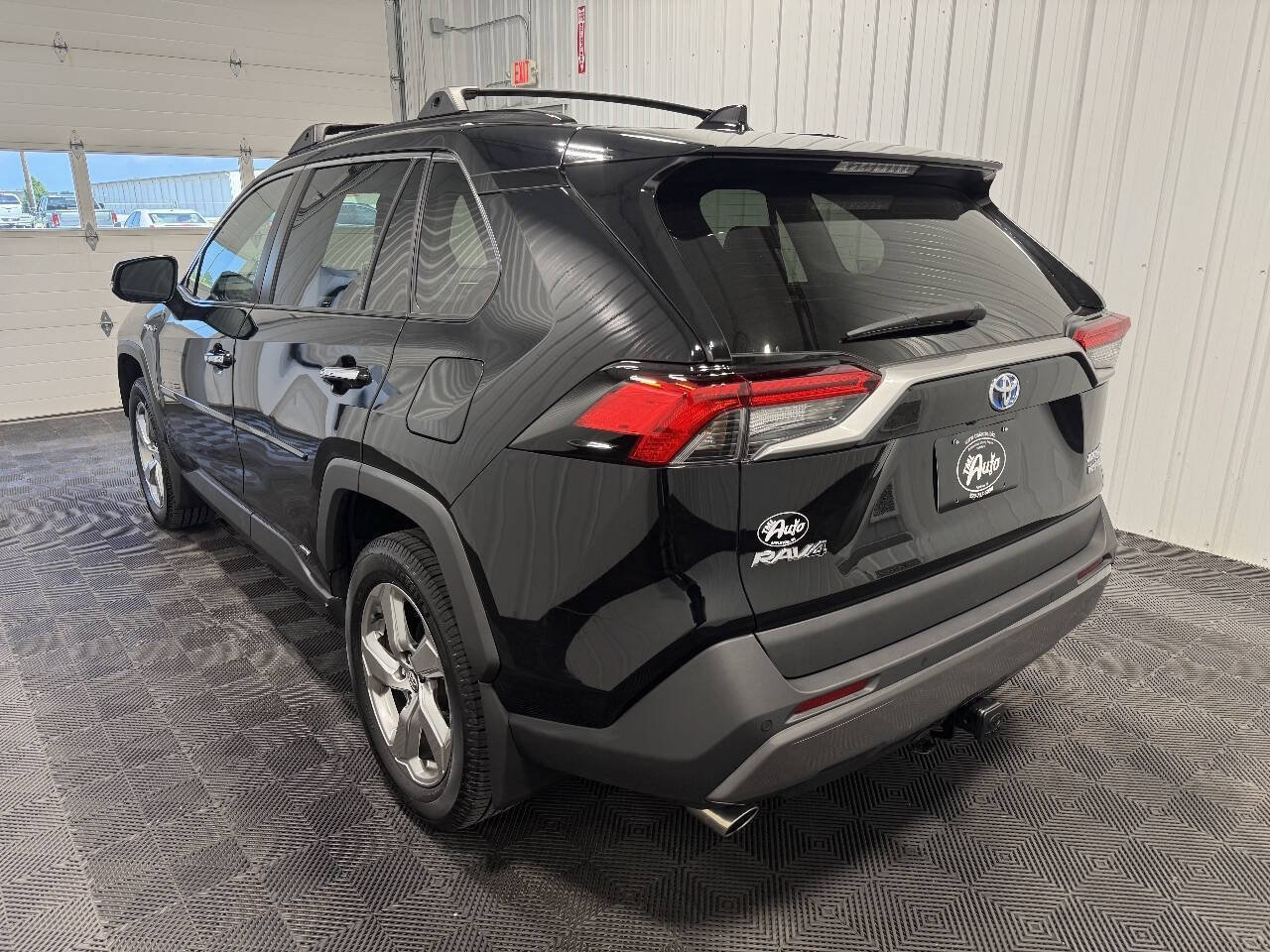 Used 2020 Toyota RAV4 Limited AWD/4WD image 4