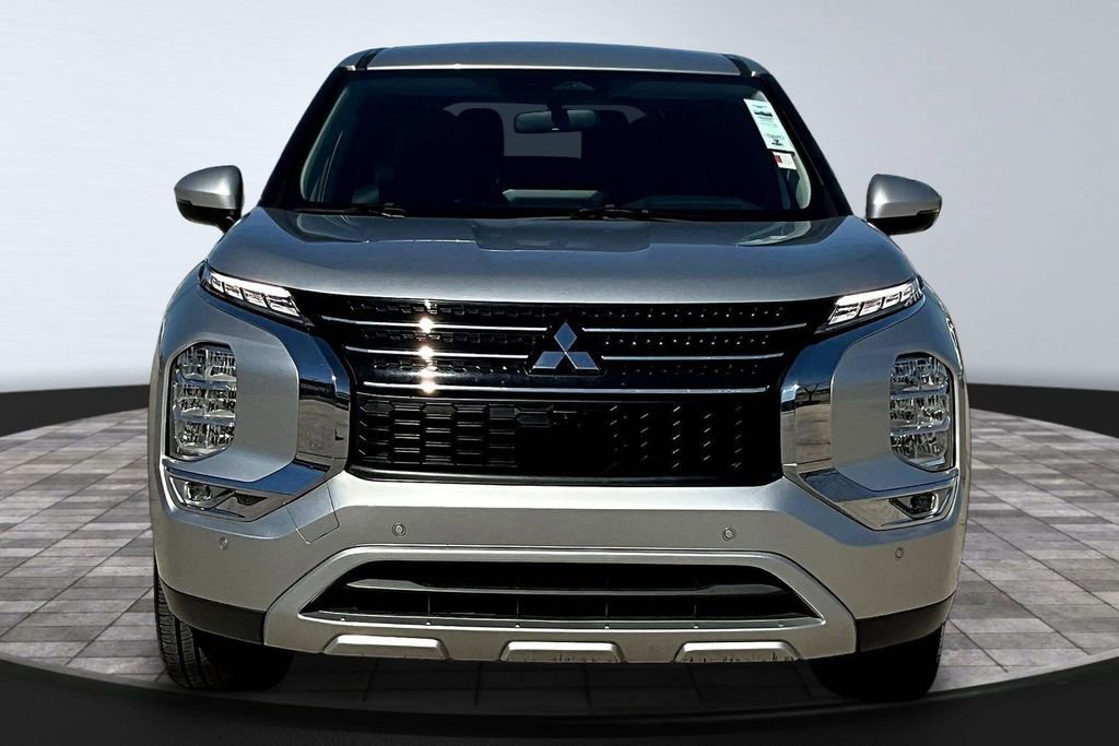 Used 2024 Mitsubishi Outlander SE image 2