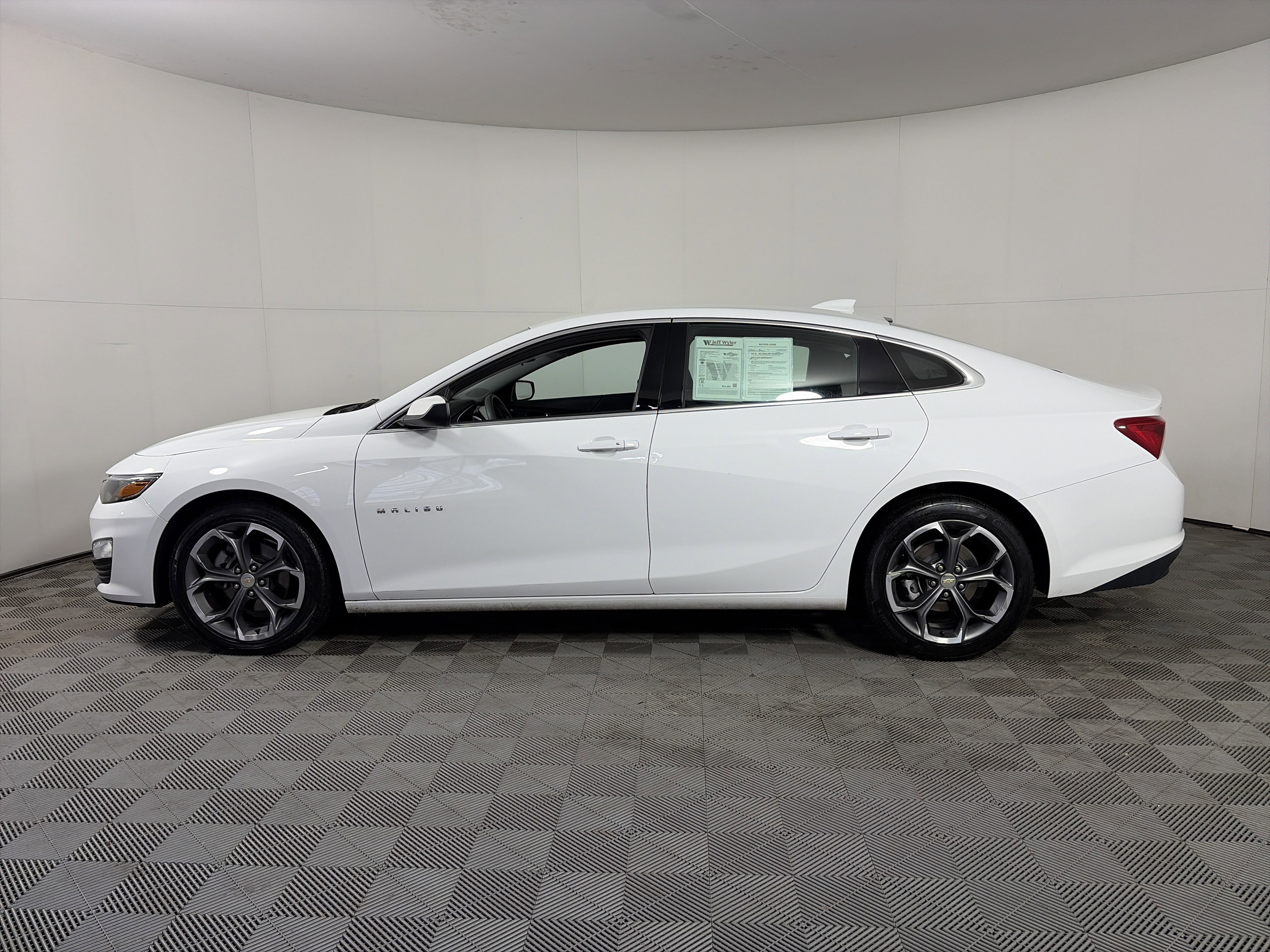 Used 2024 Chevrolet Malibu LT image 11