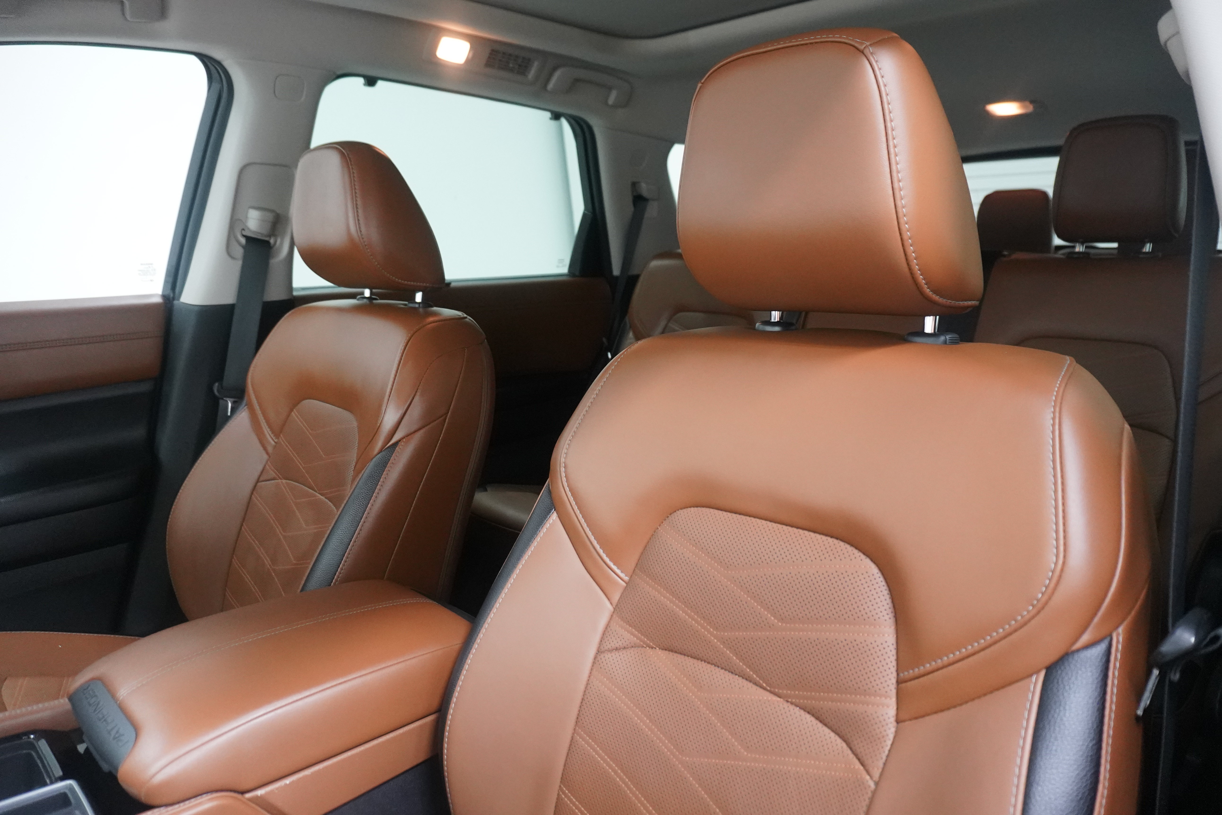Used 2023 Nissan Pathfinder Platinum w/ Lighting Package (N93) FWD image 11