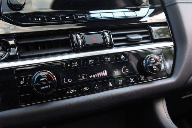 Used 2025 Nissan Pathfinder SL w/ SL Premium Package FWD image 17