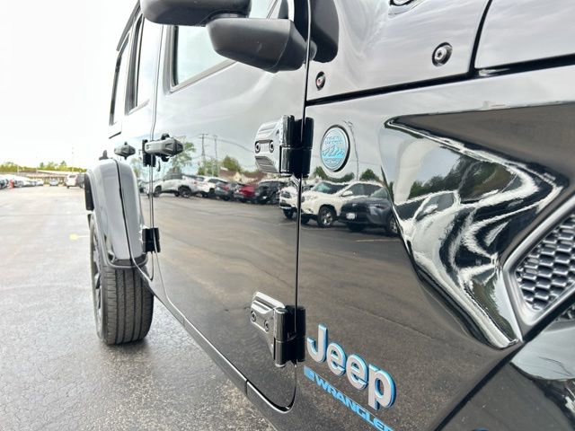 Used 2025 Jeep Wrangler Unlimited Sahara w/ Safety Group AWD/4WD image 17