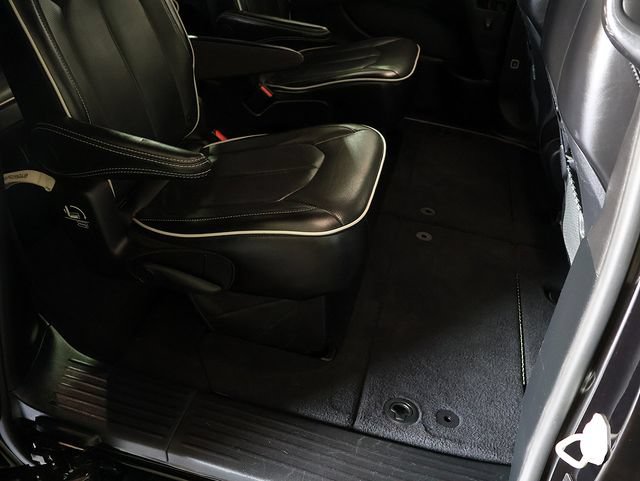 Used 2025 Chrysler Pacifica Limited FWD image 32