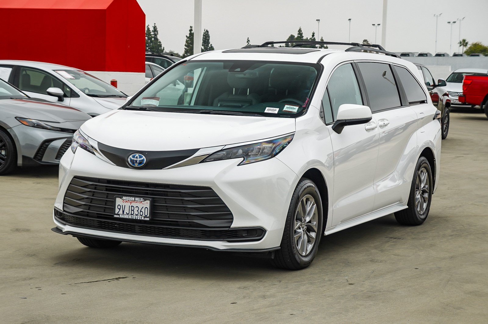 Used 2025 Toyota Sienna LE w/ LE Plus Package AWD/4WD image 3