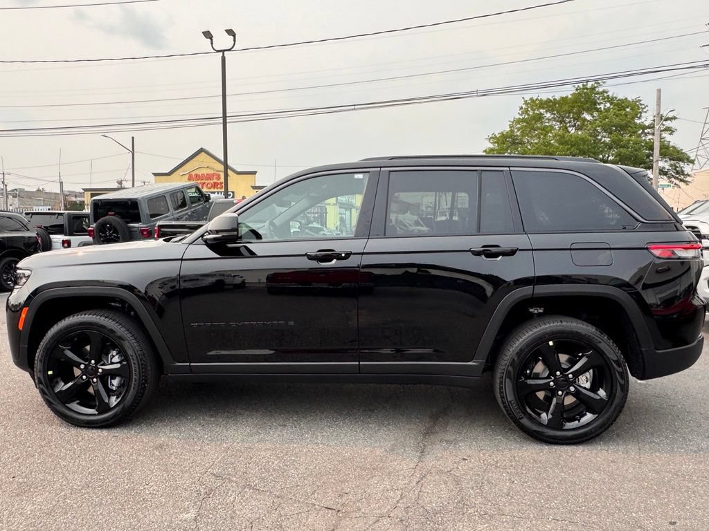 New 2026 Jeep Grand Cherokee Limited w/ Limited Altitude Package AWD/4WD image 4