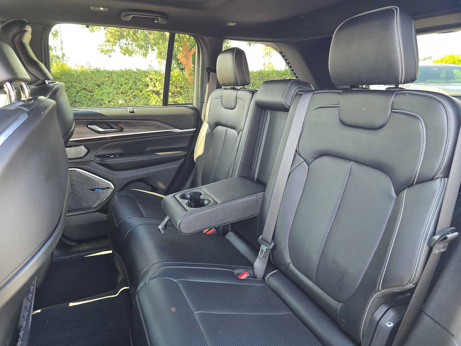 Used 2022 Jeep Grand Cherokee Overland w/ Luxury Tech Group IV AWD/4WD image 19