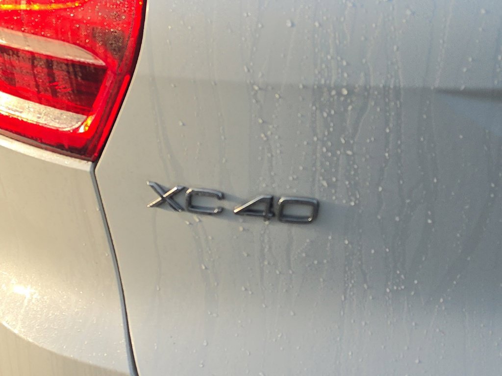 Used 2019 Volvo XC40 T4 Inscription FWD image 7