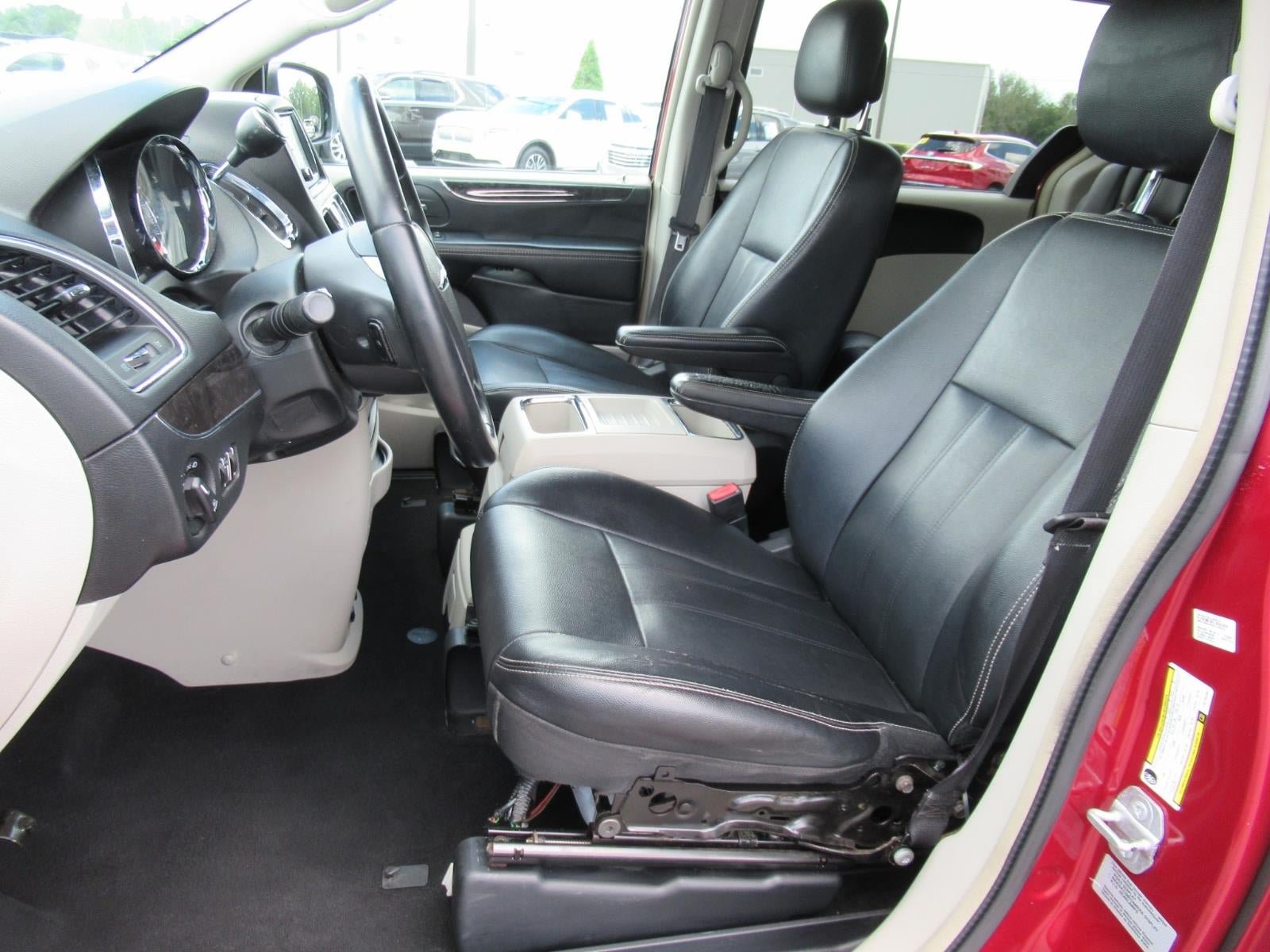 Used 2015 Chrysler Town & Country Touring FWD image 27