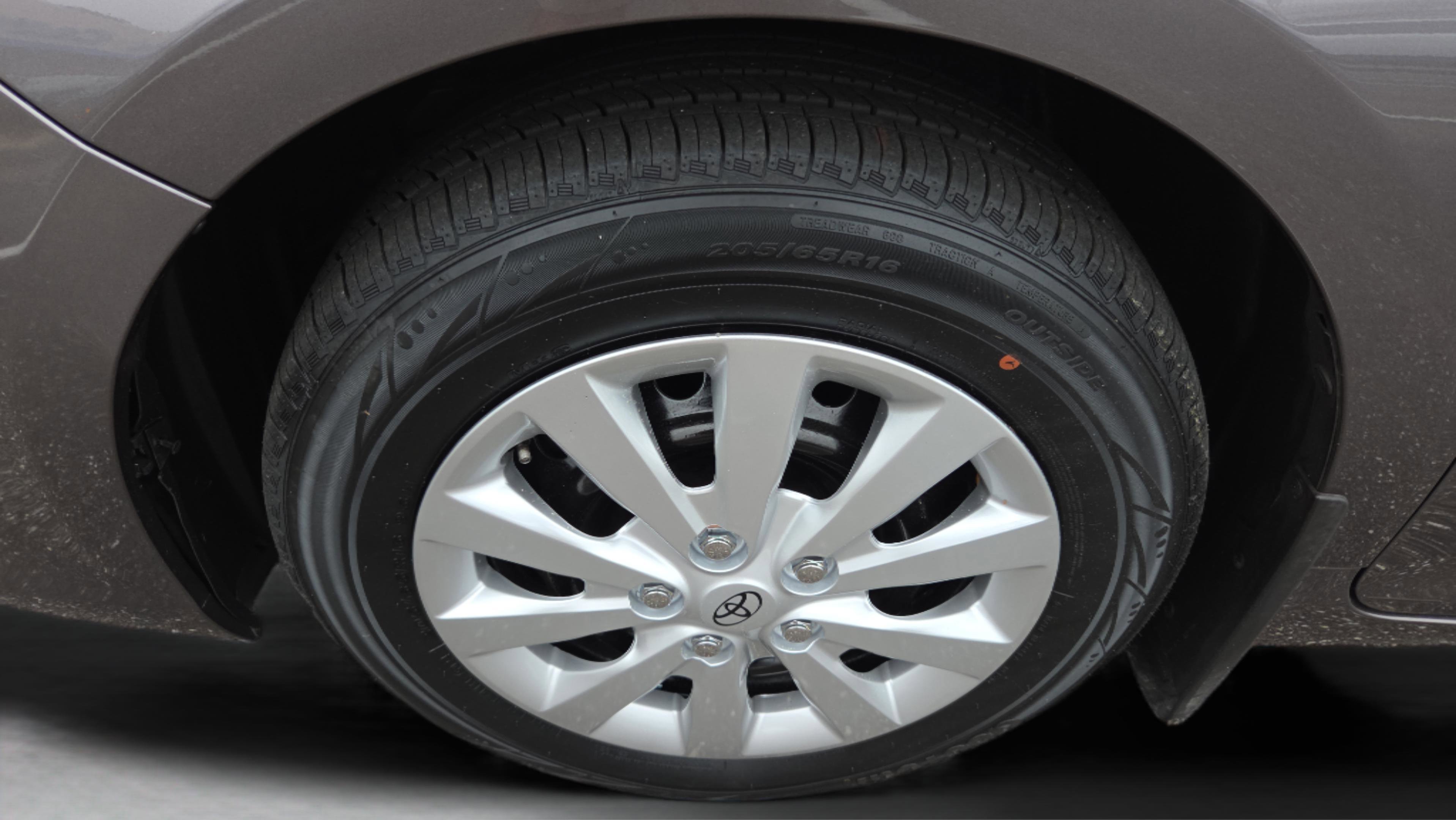 Used 2015 Toyota Camry LE image 11