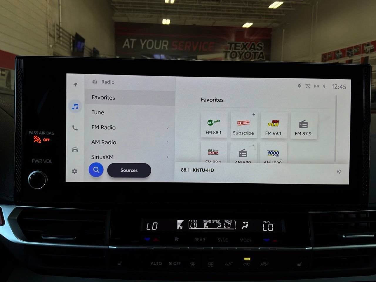 Used 2026 Toyota Sienna XLE FWD image 38