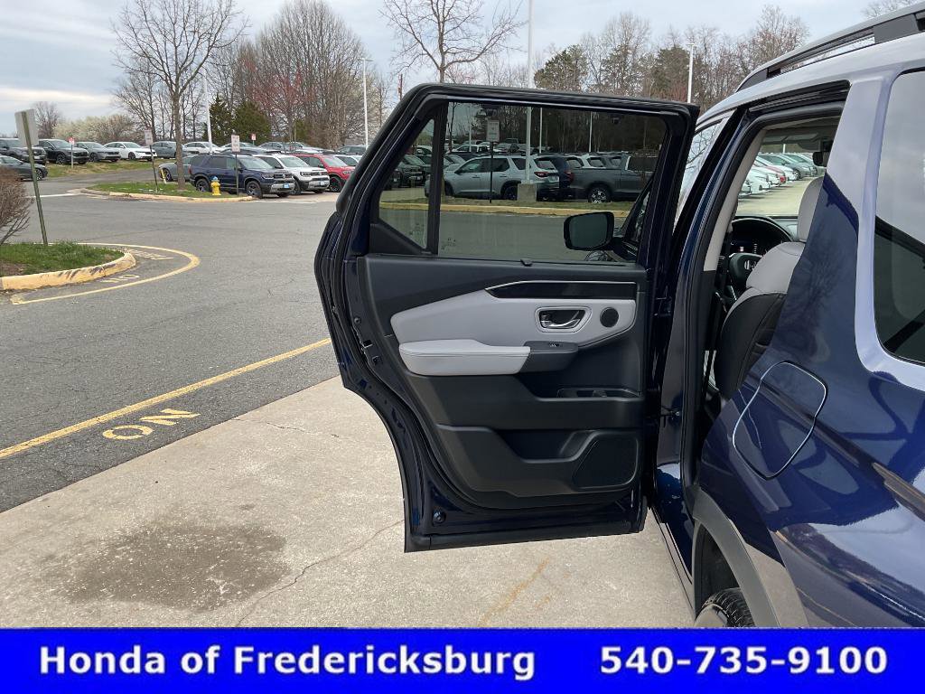 Used 2025 Honda Pilot Elite image 16
