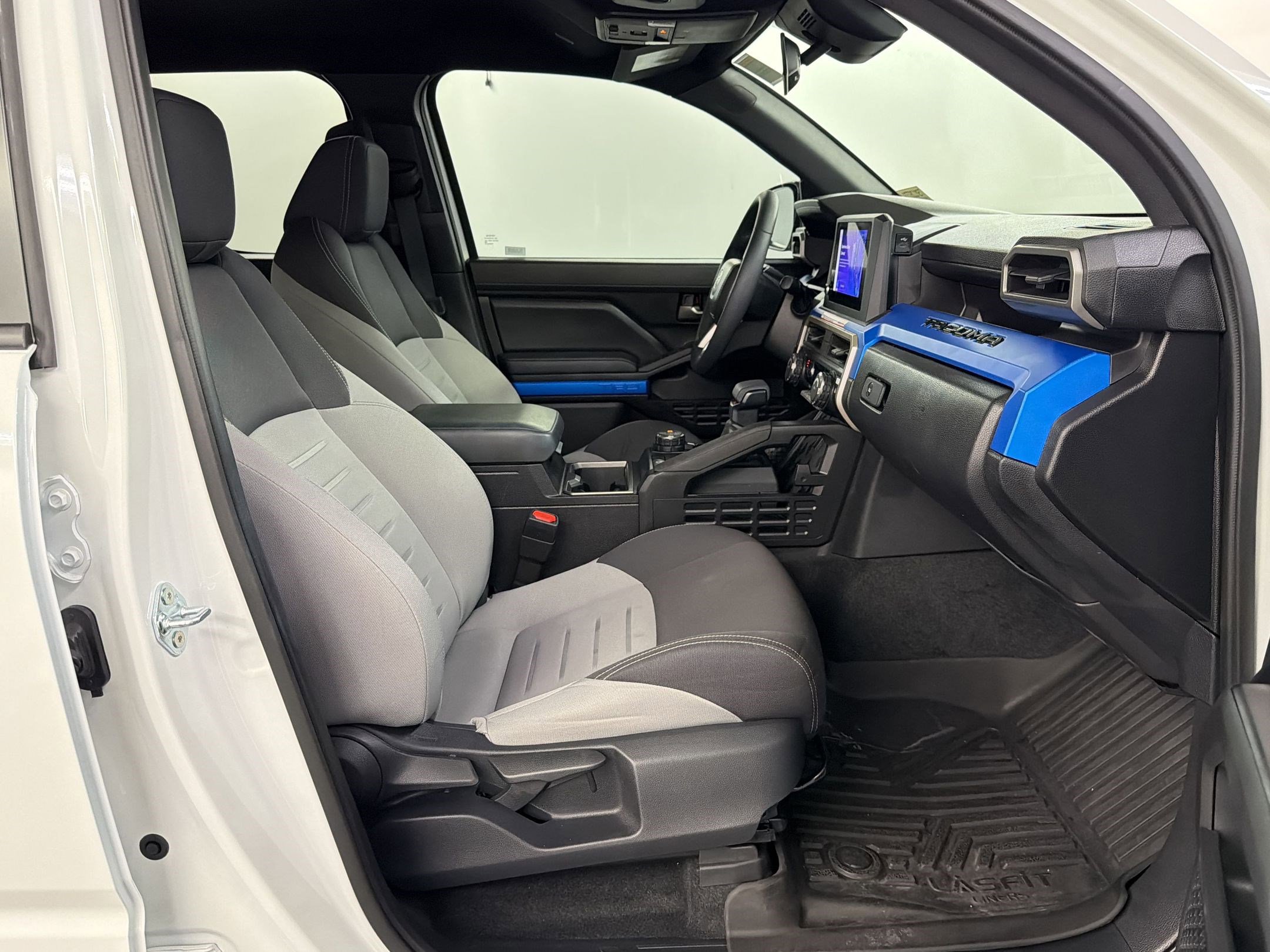 Used 2025 Toyota Tacoma TRD Off-Road image 33