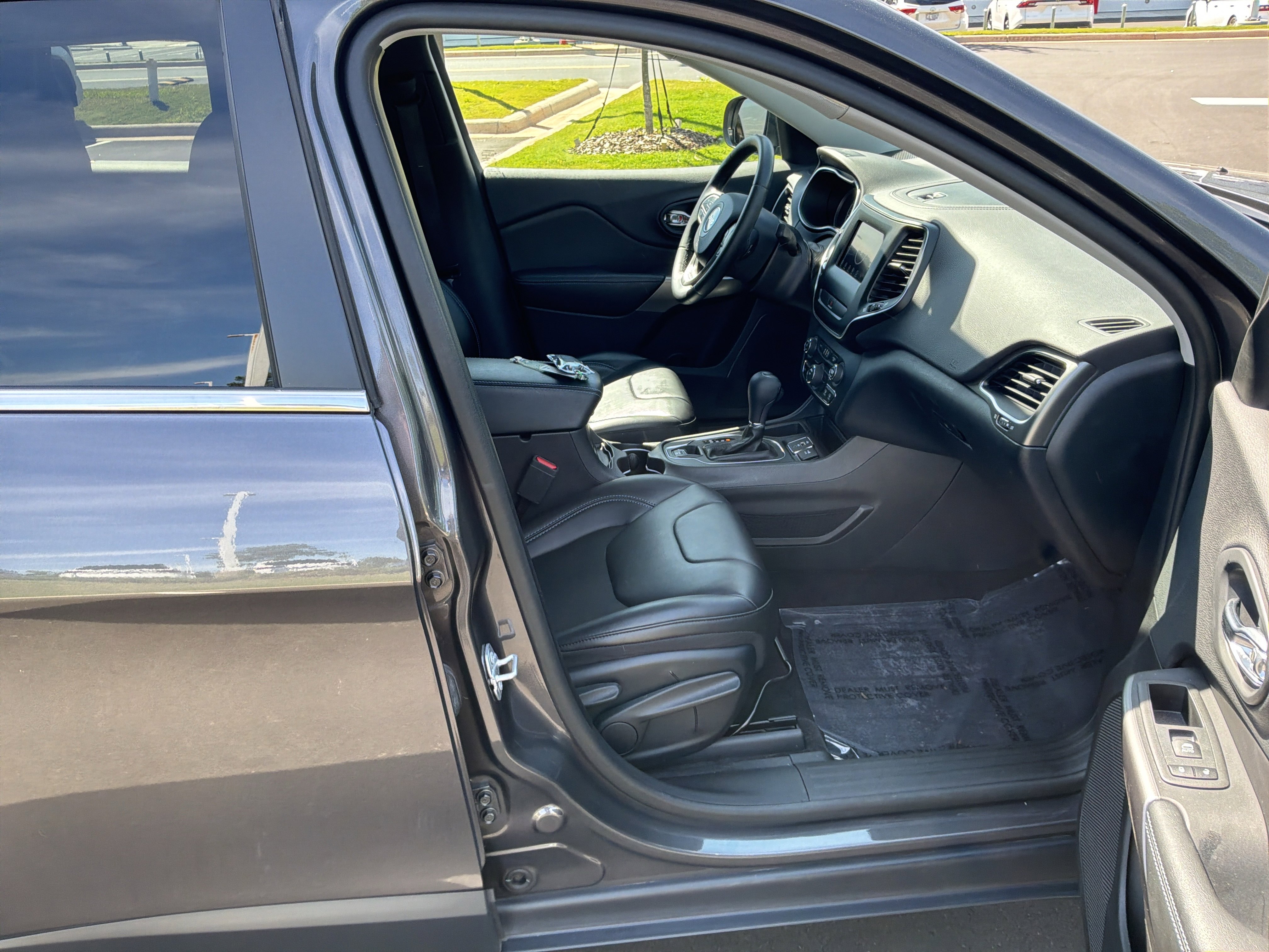 Used 2019 Jeep Cherokee Latitude Plus FWD image 33