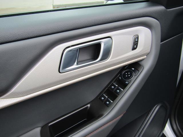 Used 2025 Ford Explorer Active AWD/4WD image 18