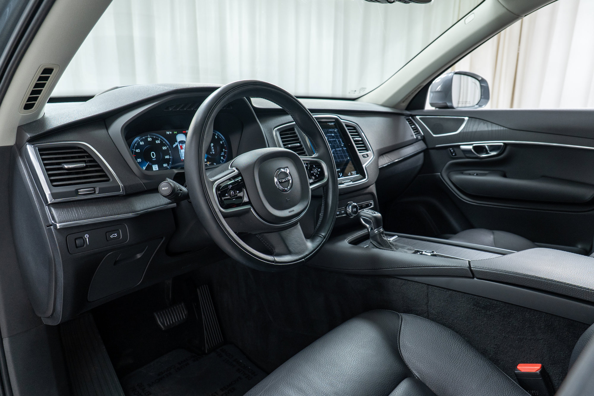 Used 2020 Volvo XC90 T6 Momentum image 12