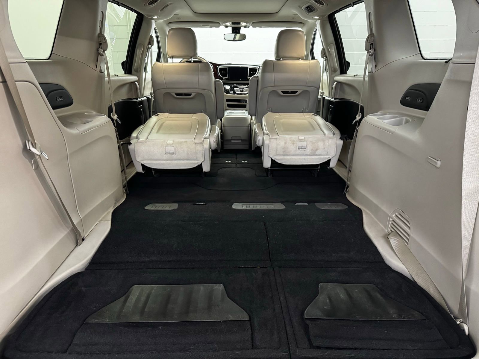 Used 2020 Chrysler Pacifica Limited image 36