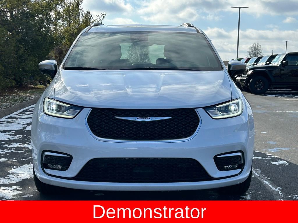 New 2025 Chrysler Pacifica Pinnacle w/ Trailer Tow Group AWD/4WD video 2