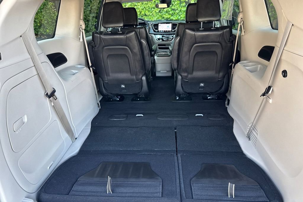 Used 2023 Chrysler Pacifica Touring-L image 15