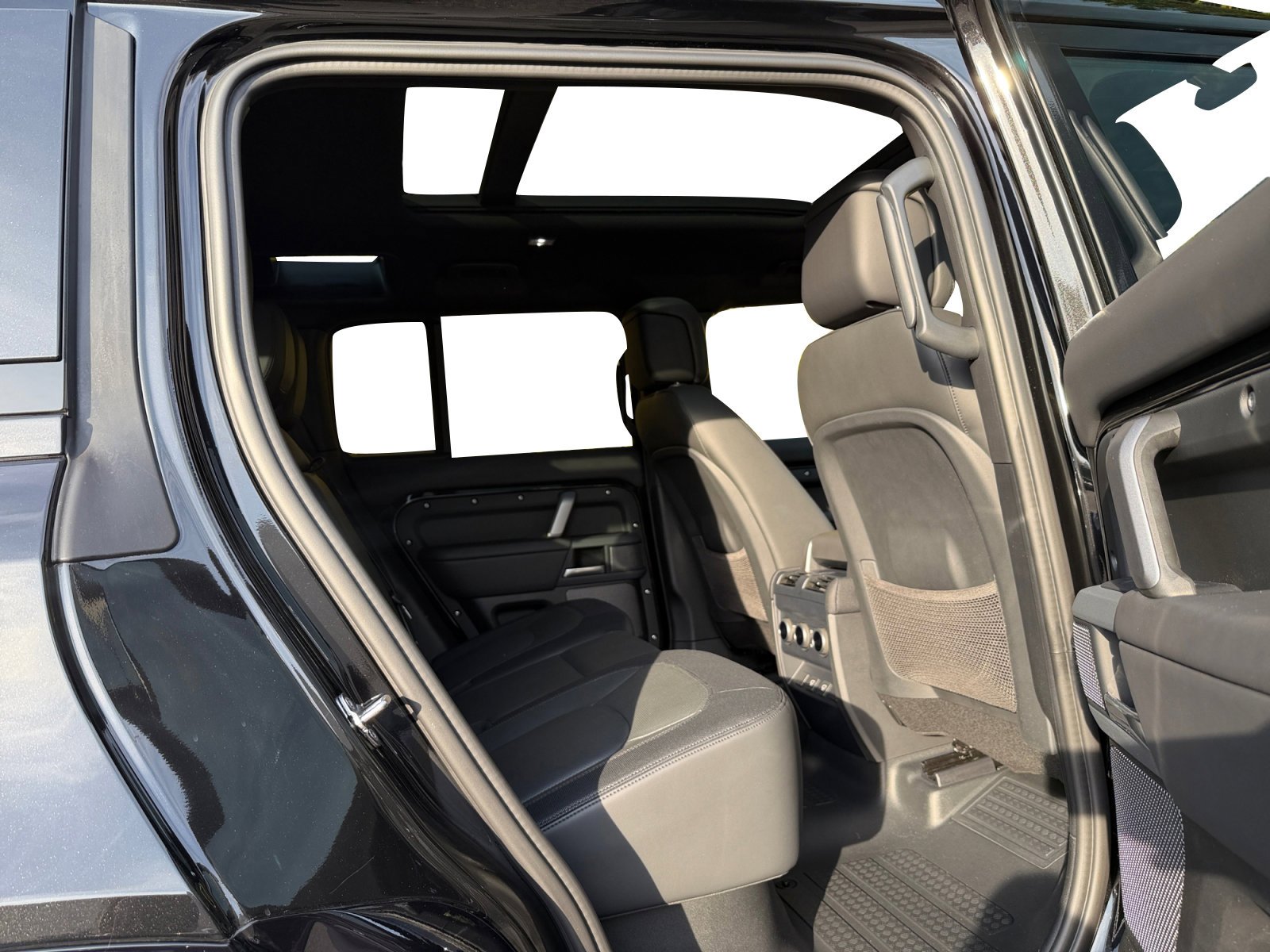 Certified 2024 Land Rover Defender 110 X-Dynamic SE image 20