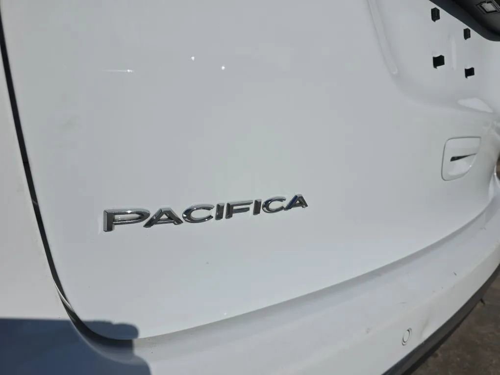 Used 2022 Chrysler Pacifica Touring-L FWD image 11