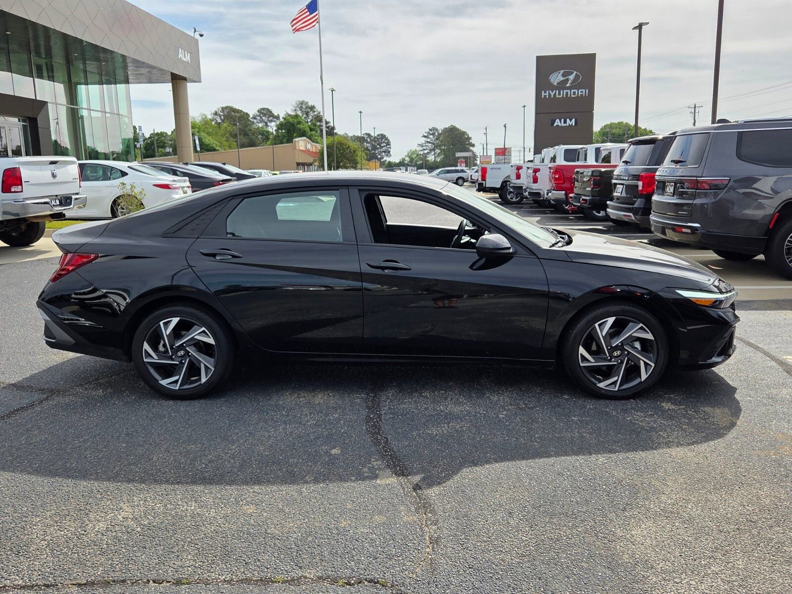 Used 2025 Hyundai Elantra Sport image 13