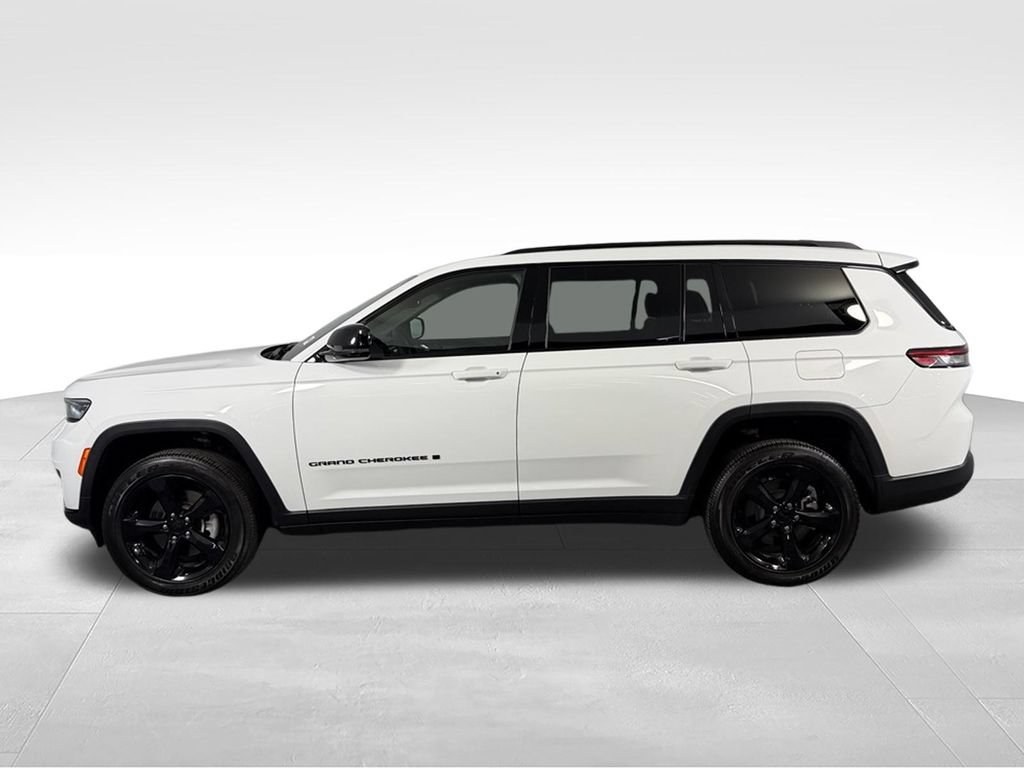 Used 2024 Jeep Grand Cherokee L Altitude RWD image 11