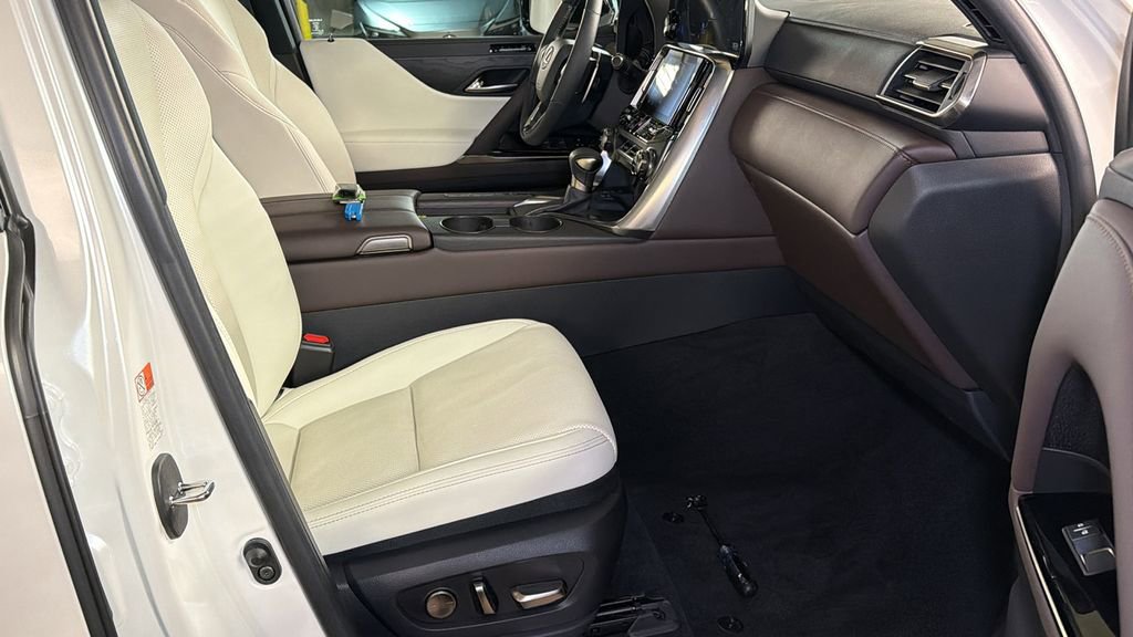 Certified 2024 Lexus LX 600 4WD w/ Appearance Package image 10