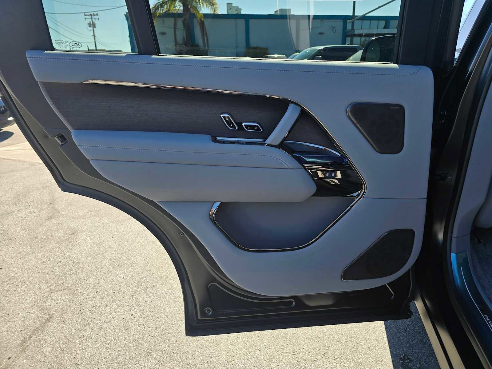 Used 2025 Land Rover Range Rover SV image 22