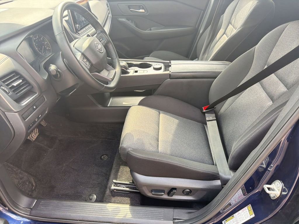 Used 2025 Nissan Rogue SV image 18