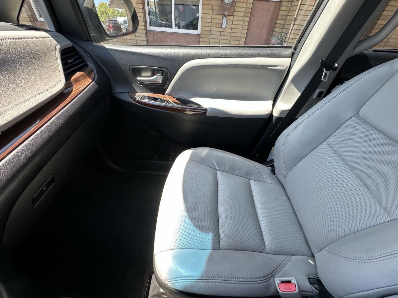 Used 2017 Toyota Sienna Limited Premium AWD/4WD image 2