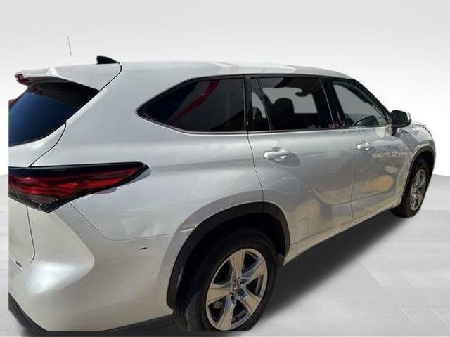 Used 2022 Toyota Highlander LE image 3