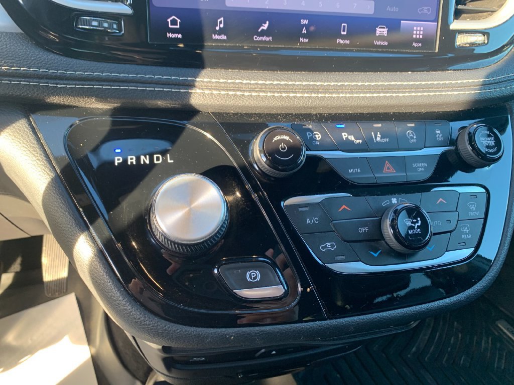 Used 2021 Chrysler Pacifica Touring-L w/ Uconnect Theater Family Group FWD image 24