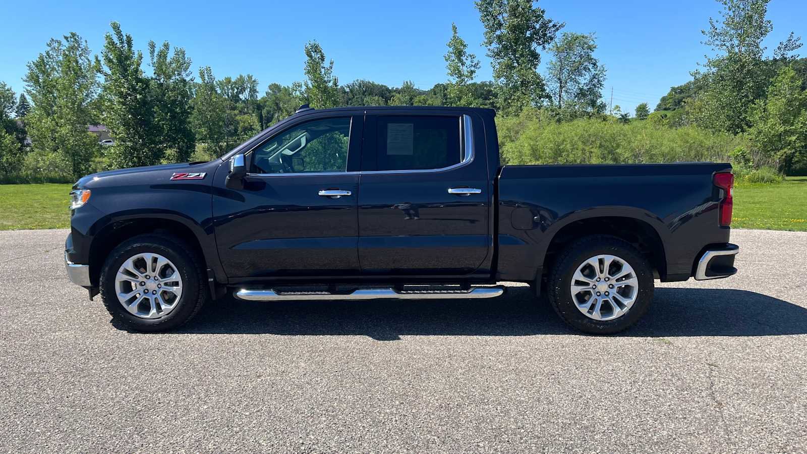 Used 2022 Chevrolet Silverado 1500 LTZ w/ LTZ Premium Package AWD/4WD image 6
