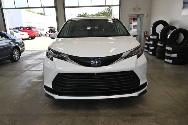 Used 2023 Toyota Sienna LE AWD/4WD image 2