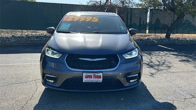 Used 2023 Chrysler Pacifica Touring-L image 8