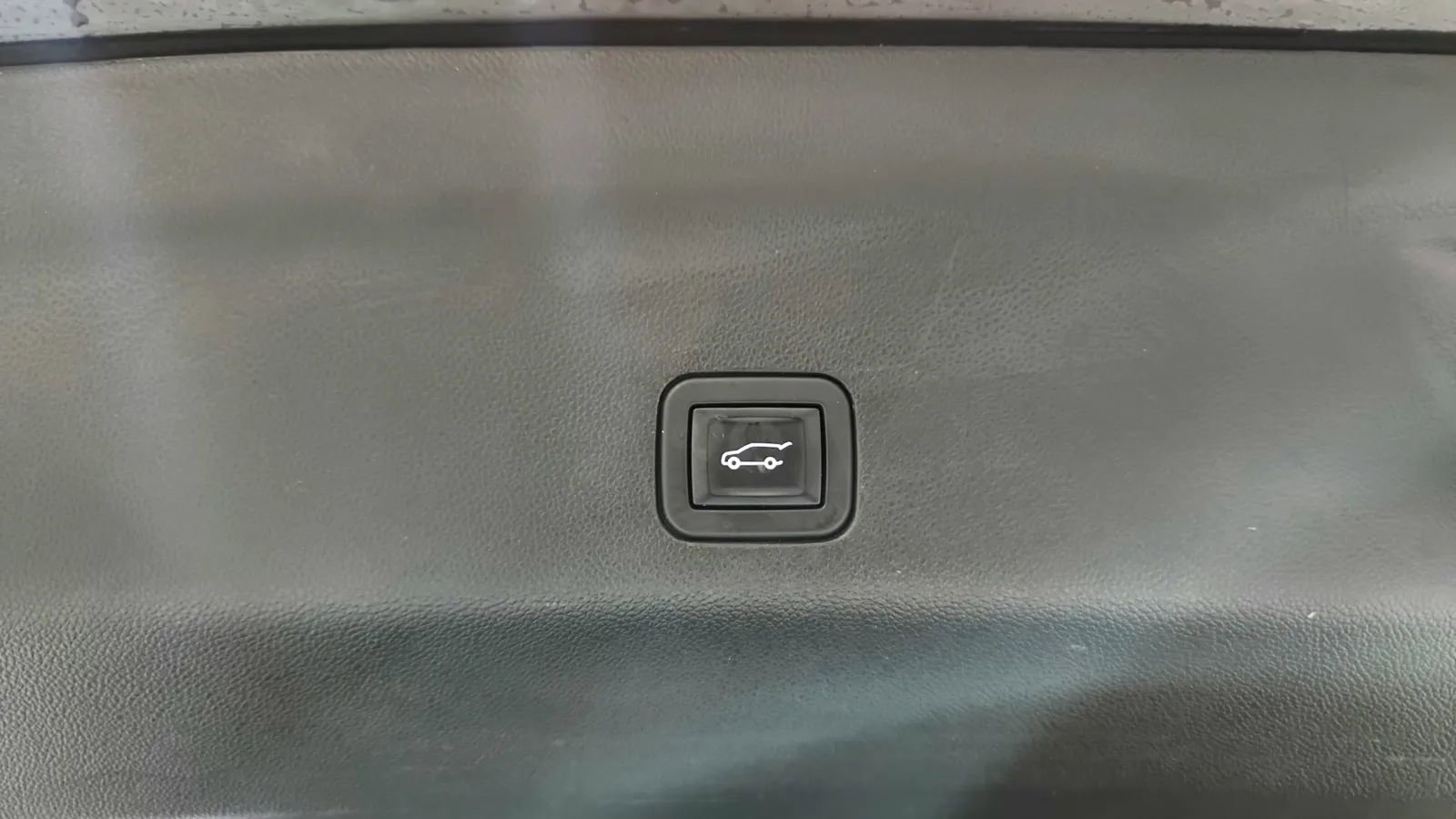 Used 2022 Chevrolet Suburban RST w/ Sport Performance Package image 21