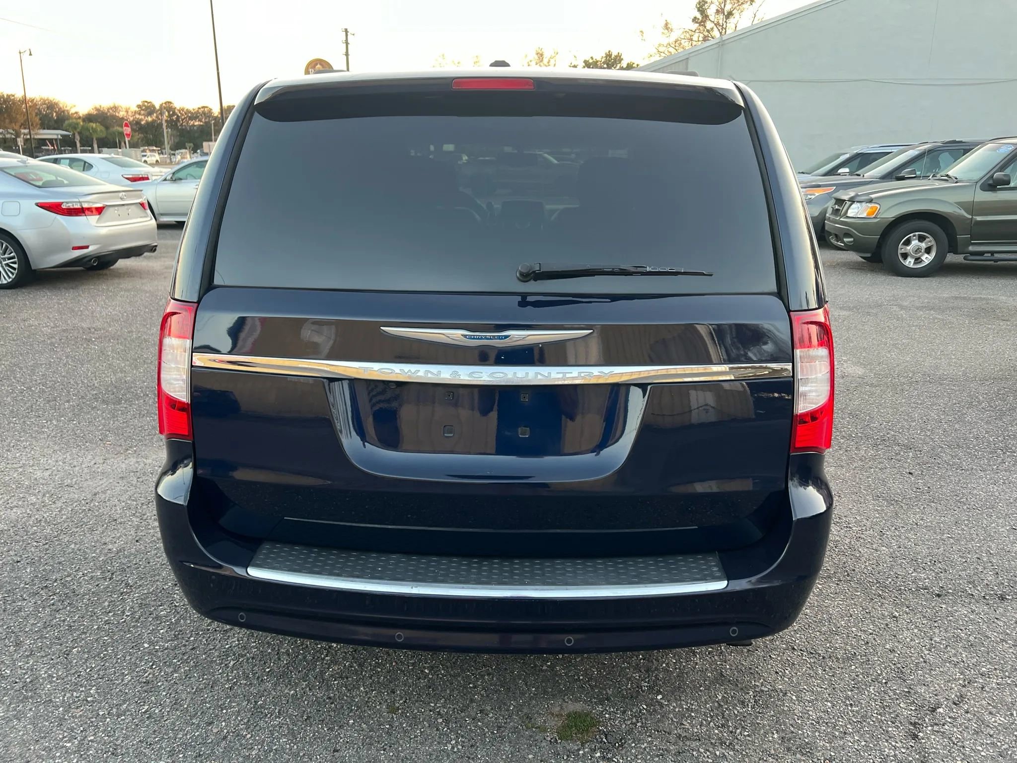 Used 2013 Chrysler Town & Country Touring-L w/ Entertainment Group #2 FWD image 4