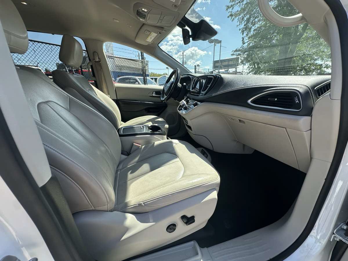 Used 2021 Chrysler Pacifica Touring-L FWD image 25