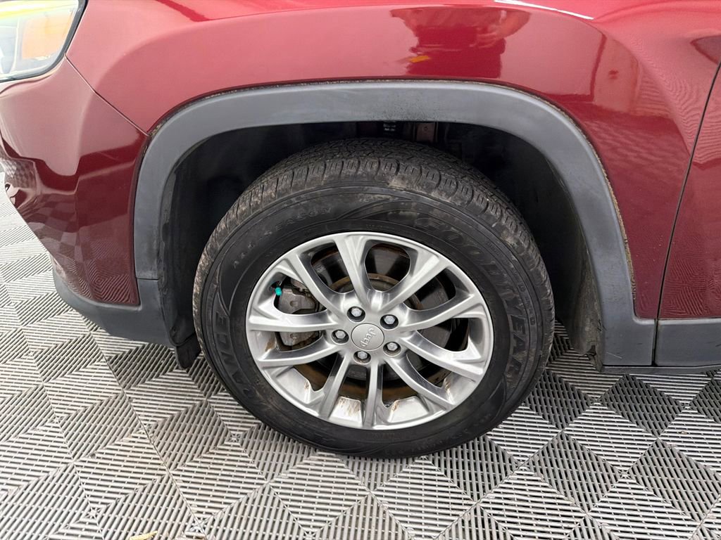 Used 2019 Jeep Cherokee Latitude Plus w/ Comfort/Convenience Group FWD image 12