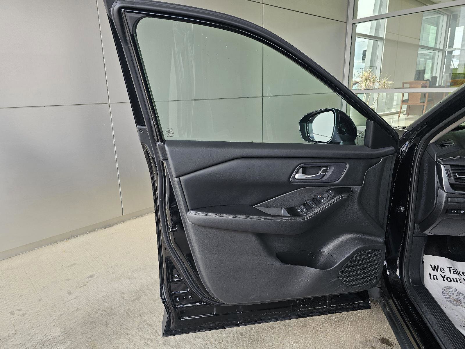 Used 2024 Nissan Rogue SV FWD image 18