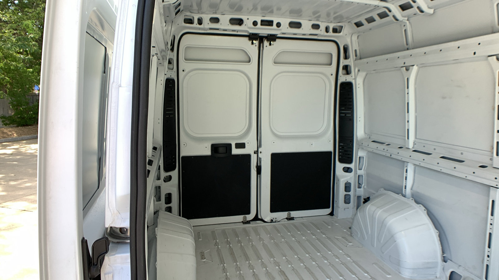 Used 2024 RAM ProMaster 2500 w/ Safety Group FWD image 25
