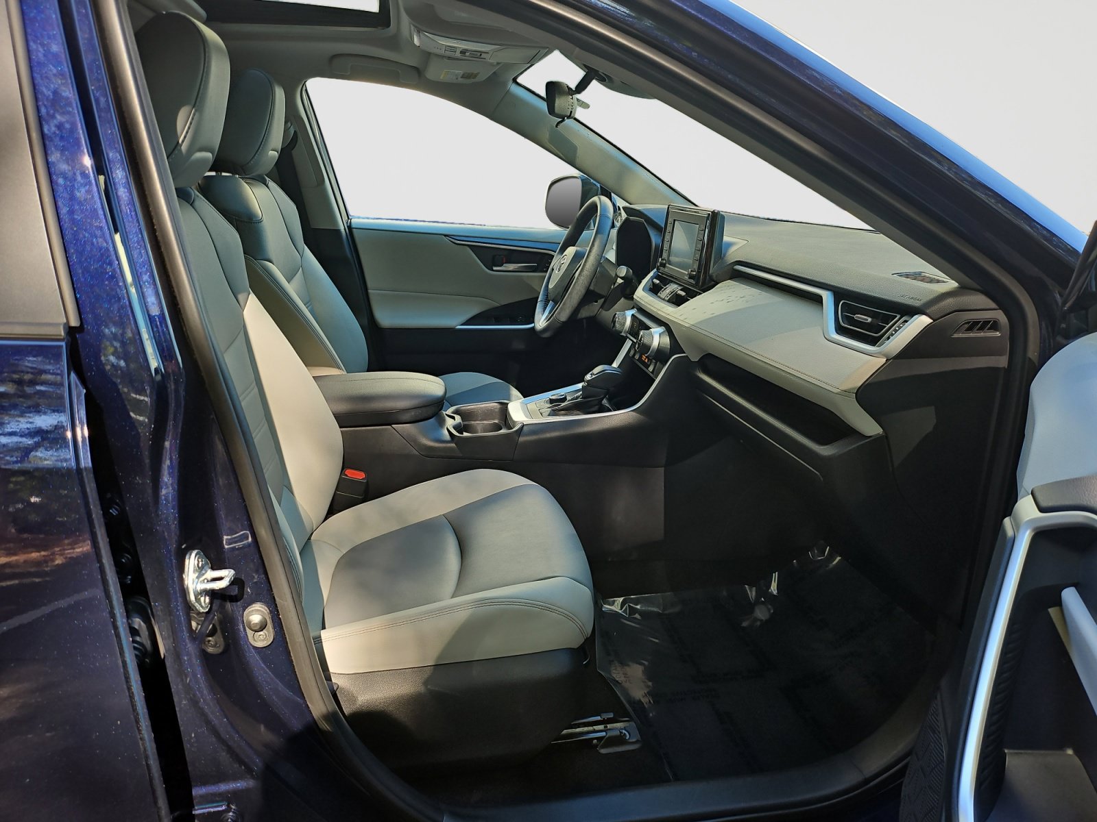 Used 2021 Toyota RAV4 XLE Premium AWD/4WD image 17
