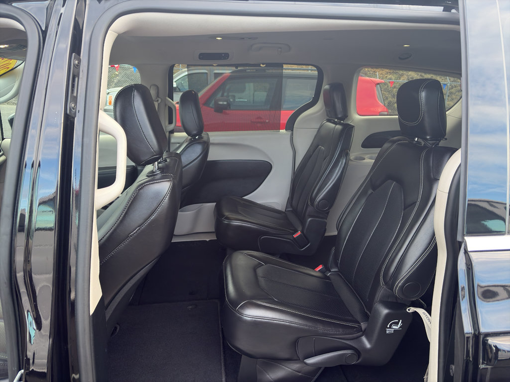 Used 2024 Chrysler Pacifica Touring-L FWD image 4