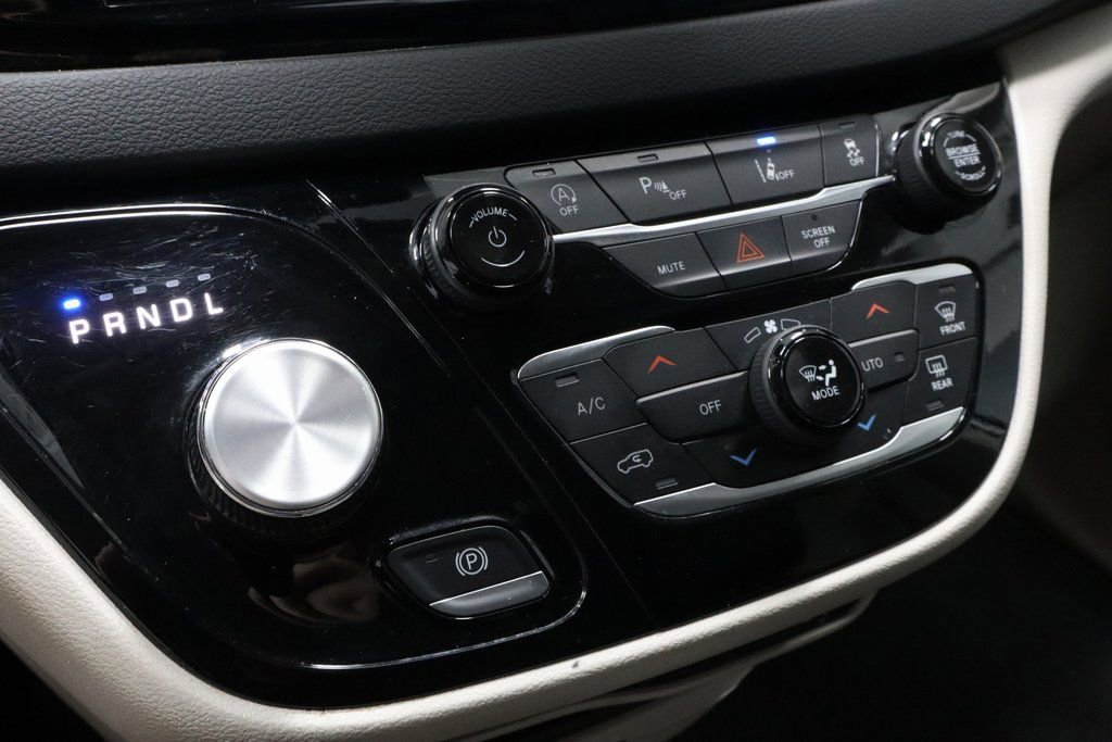 Used 2024 Chrysler Pacifica Touring-L image 32