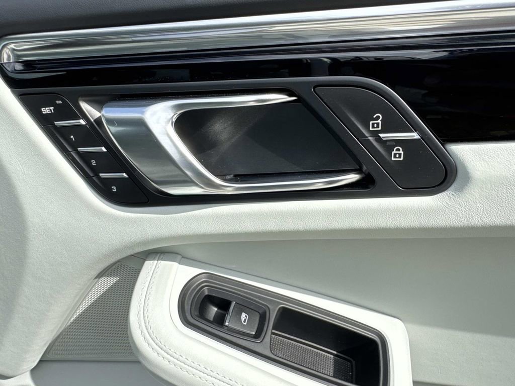 Certified 2025 Porsche Macan image 20