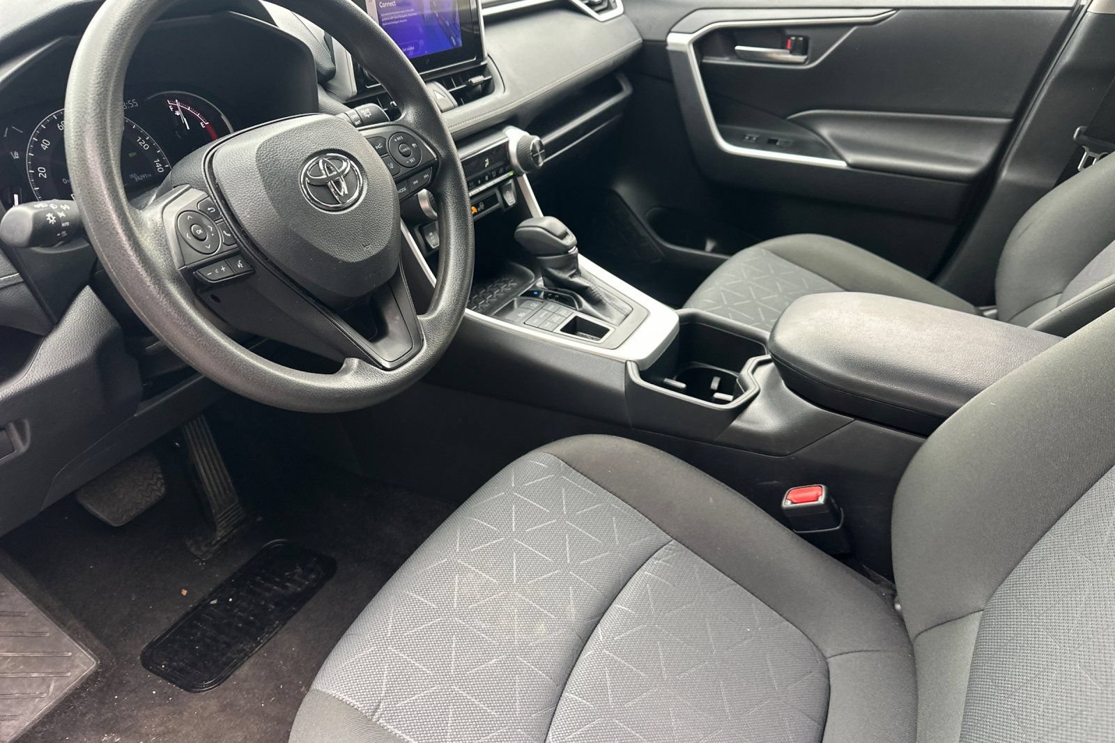 Used 2024 Toyota RAV4 XLE AWD/4WD image 6