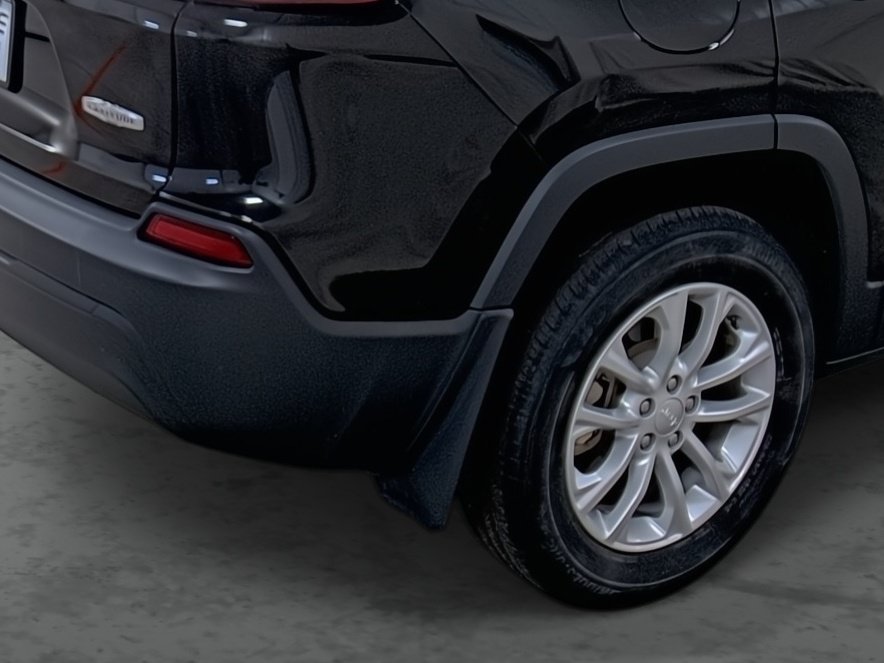 Used 2019 Jeep Cherokee Latitude w/ Cold Weather Group AWD/4WD image 12