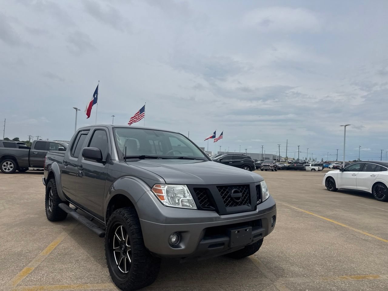Certified 2020 Nissan Frontier SV w/ Midnight Edition Floor Mats RWD image 2