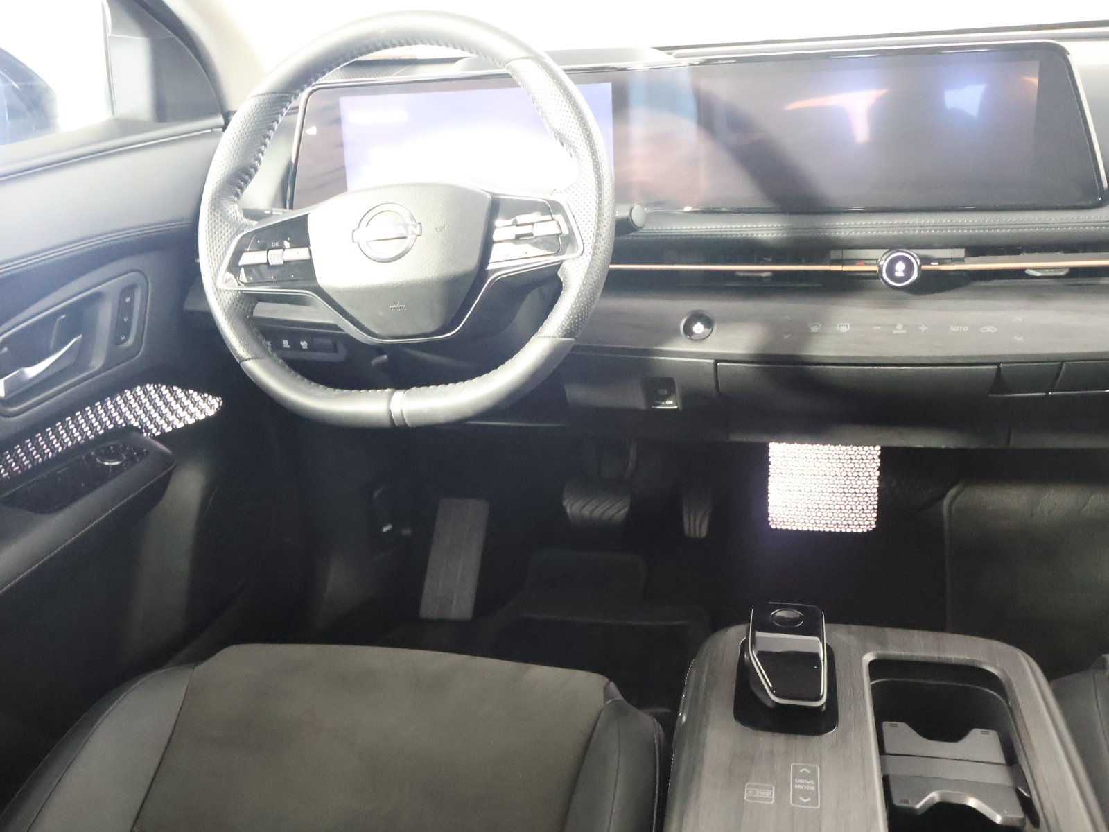 Used 2024 Nissan Ariya AWD image 27