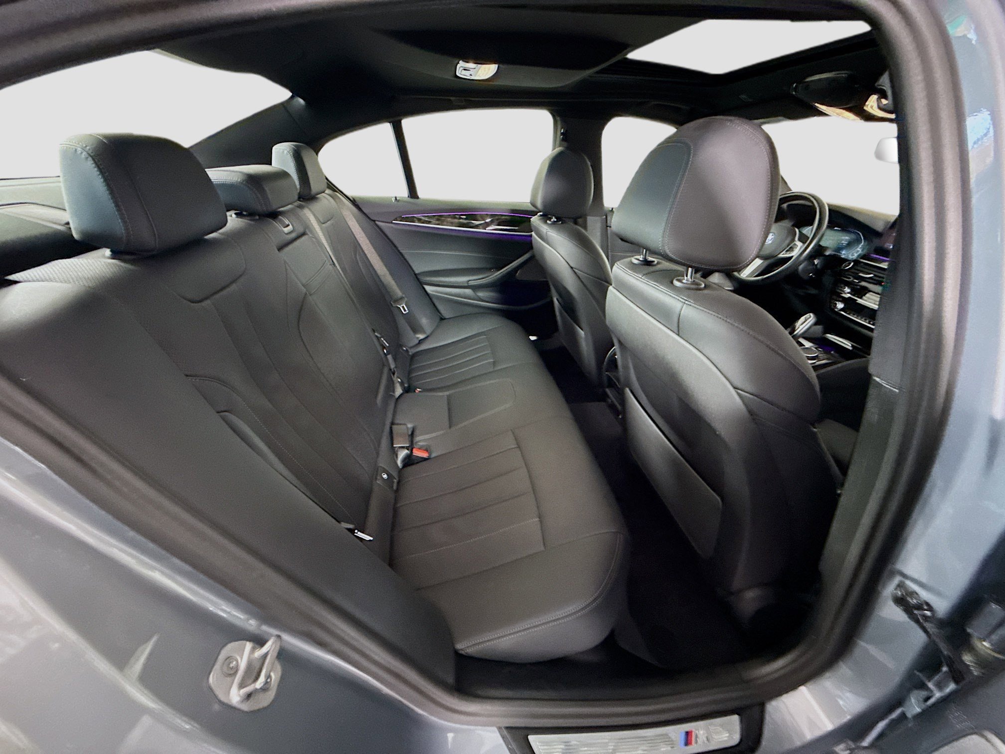 Used 2023 BMW 530e w/ M Sport Package image 27
